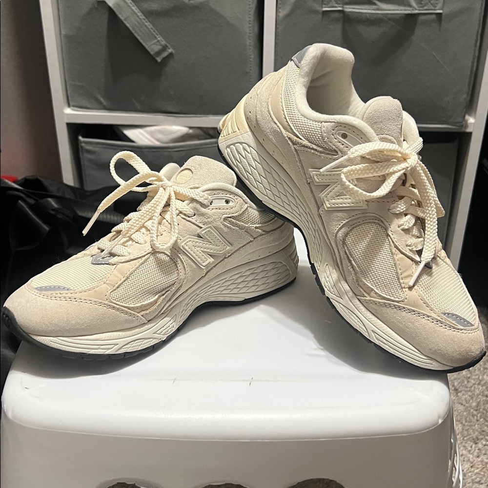 New Balance Women's Cream/Light Gray Classic Walking Sneakers